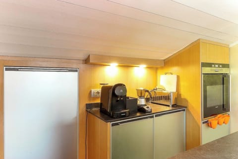 Fridge, oven, dishwasher, coffee/tea maker