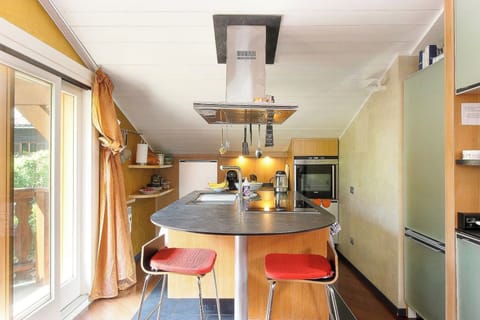 Fridge, oven, dishwasher, coffee/tea maker