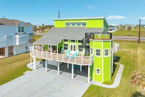 Twist of Lime features 6BR and 5full baths.