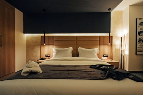 Premium bedding, free minibar, in-room safe, desk