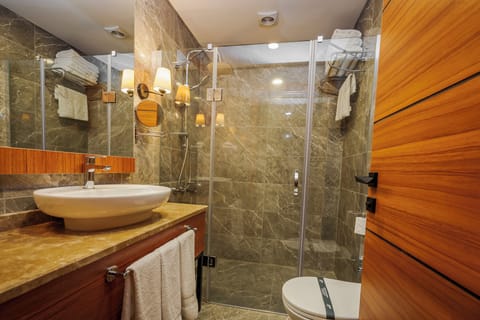 Family Quadruple Room | Bathroom | Free toiletries, hair dryer, slippers, towels