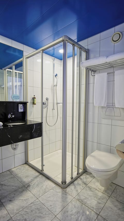 Classic Double Room | Bathroom | Hair dryer, towels