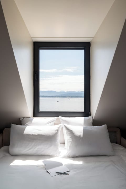 Chambre Suite Familiale | In-room safe, desk, laptop workspace, blackout drapes