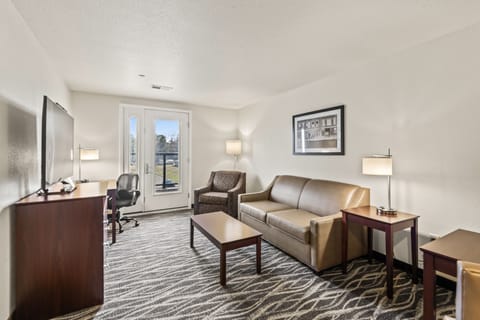 Suite, Non Smoking (Single King Extended Stay) | Down comforters, pillowtop beds, desk, laptop workspace