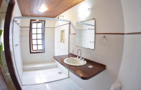 Suite, Vista Mar | Bathroom | Shower, free toiletries, hair dryer, towels