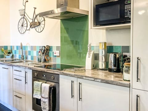 Superior Apartment, 1 King Bed, Sea View | Private kitchen | Electric kettle