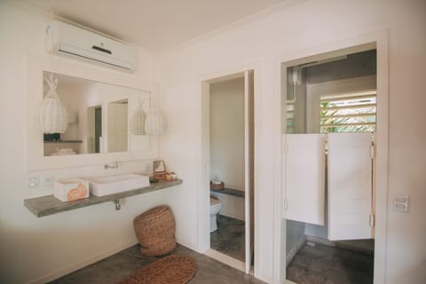 Deluxe House | Bathroom | Shower, rainfall showerhead, designer toiletries, hair dryer