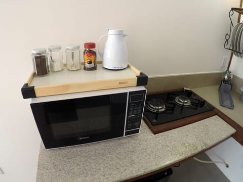 Deluxe Studio | Private kitchen | Mini-fridge, microwave, cookware/dishes/utensils, paper towels