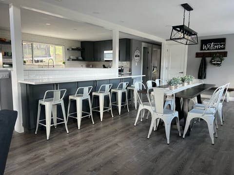 Seats 20 with dining table, island & breakfast table