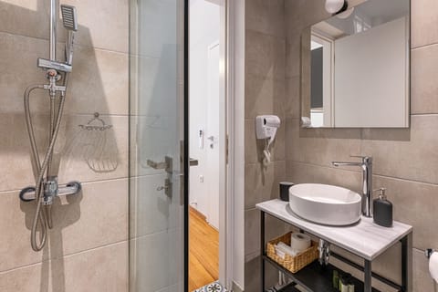 Deluxe Studio | Bathroom | Shower, free toiletries, hair dryer, towels