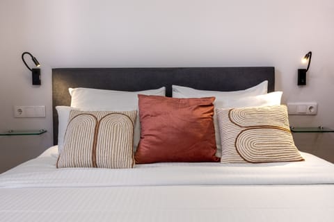 Deluxe Studio | In-room safe, blackout drapes, soundproofing, free WiFi