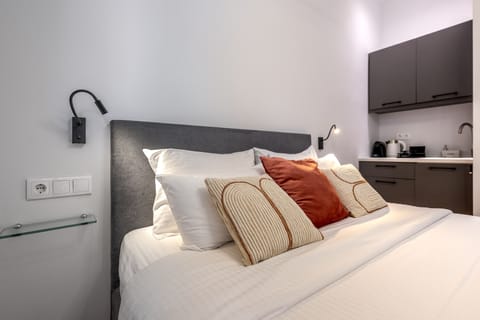 Deluxe Studio | In-room safe, blackout drapes, soundproofing, free WiFi