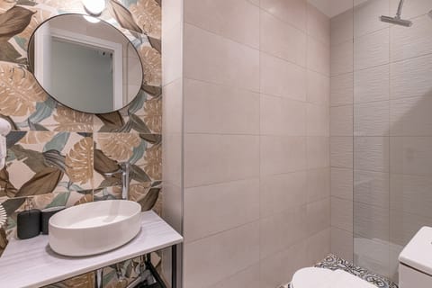 Deluxe Studio | Bathroom | Shower, free toiletries, hair dryer, towels