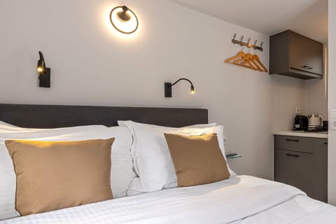 Deluxe Studio | In-room safe, blackout drapes, soundproofing, free WiFi