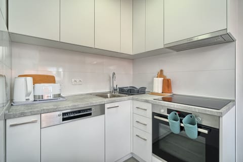 Apartment | Private kitchen | Fridge, oven, stovetop, dishwasher