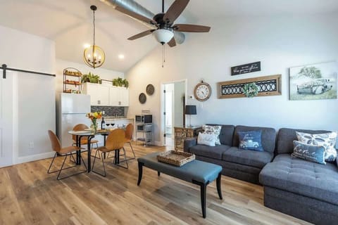 Cabin, Multiple Beds, Hot Tub (150 Westridge Ln) | Living area