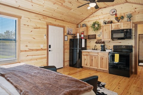 Cabin, 1 King Bed, Kitchen | Private kitchen | Fridge, microwave, oven, stovetop