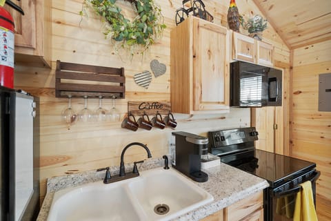 Cabin, 1 King Bed, Kitchen | Private kitchen | Fridge, microwave, oven, stovetop