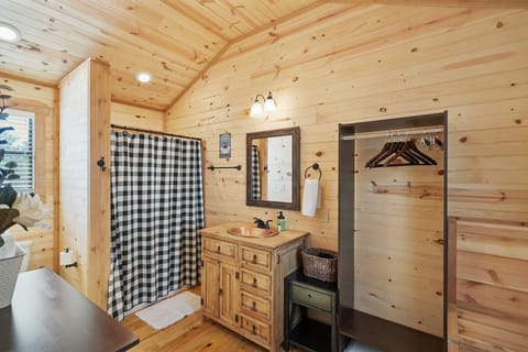 Cabin, 1 King Bed, Kitchen | Bathroom | Towels, toilet paper