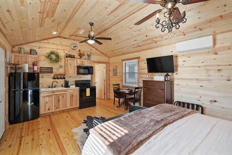 Cabin, 1 King Bed, Kitchen | 1 bedroom, individually decorated, individually furnished, free WiFi