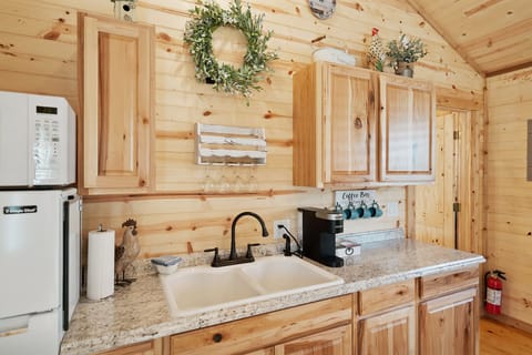 Cabin, 1 King Bed, Kitchen | Private kitchen | Fridge, microwave, coffee/tea maker, toaster