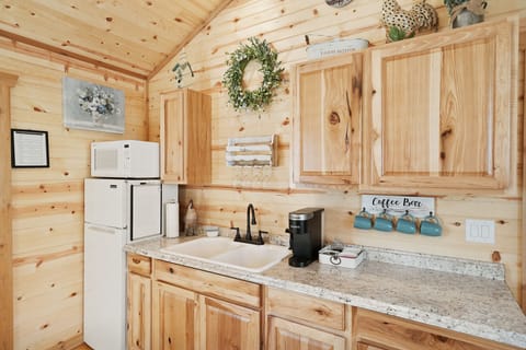 Cabin, 1 King Bed, Kitchen | Private kitchen | Fridge, microwave, coffee/tea maker, toaster