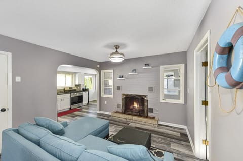 Electronic gas fireplace off of kitchen plenty of seating