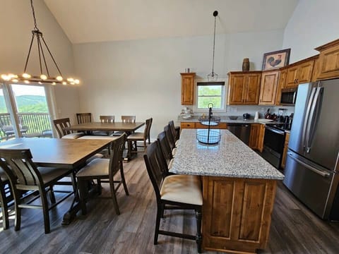Dining Room & Kitchen Breakfast Bar