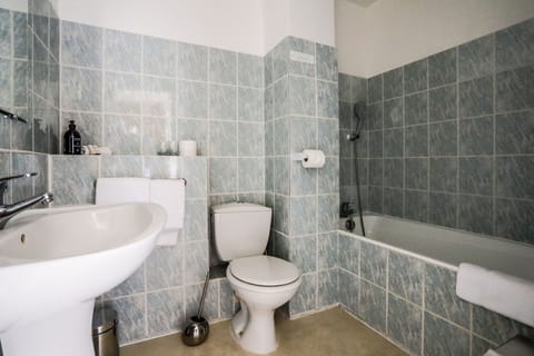 Comfort Double Room Sary | Bathroom | Bathtub, free toiletries, towels, soap