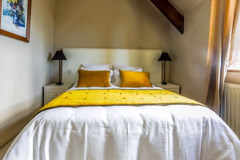 Comfort Double Room Sary | Individually decorated, individually furnished, desk, laptop workspace