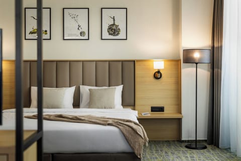 Junior Suite, 1 King Bed | Premium bedding, minibar, in-room safe, desk