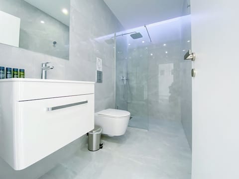 Luxury Apartment | Bathroom | Shower, free toiletries, hair dryer, towels