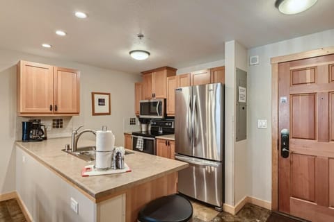 Condo, 2 Bedrooms | Private kitchen