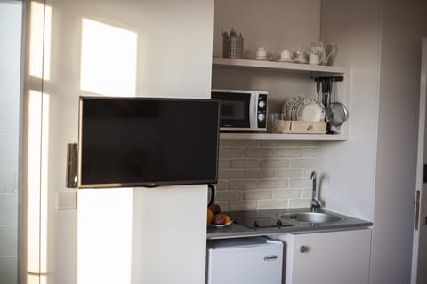 Luxury Studio, Balcony | Private kitchenette | Fridge, microwave, stovetop, coffee/tea maker