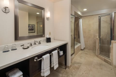 Club Suite, 1 King Bed with Sofa bed | Bathroom | Combined shower/tub, eco-friendly toiletries, hair dryer, towels