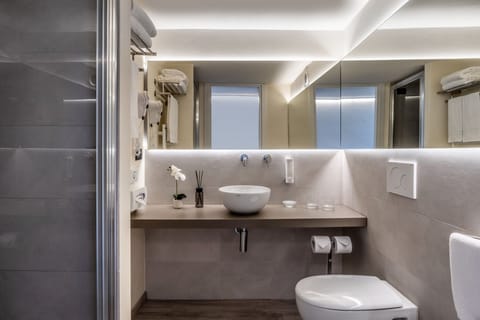 Dolce Vita | Bathroom | Shower, free toiletries, hair dryer, bathrobes