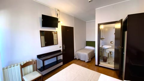 Triple Room | Desk, free WiFi, bed sheets
