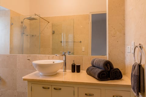 Exclusive Apartment | Bathroom | Rainfall showerhead, free toiletries, hair dryer, towels