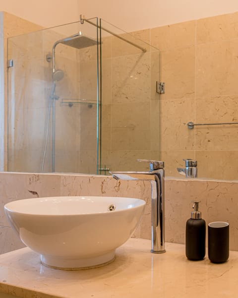 Exclusive Apartment | Bathroom | Rainfall showerhead, free toiletries, hair dryer, towels