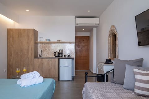 Junior Suite, Multiple Beds, Hot Tub, Sea View | Private kitchenette | Mini-fridge, coffee/tea maker, electric kettle, toaster