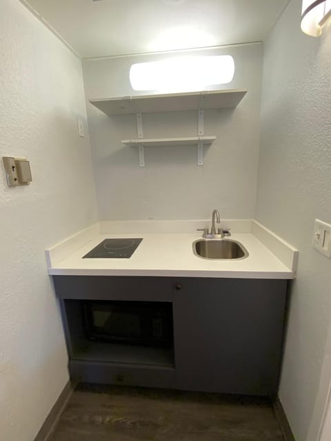 Standard Room, 1 Double Bed, Non Smoking, Kitchenette | Private kitchenette | Mini-fridge, microwave, stovetop, coffee grinder