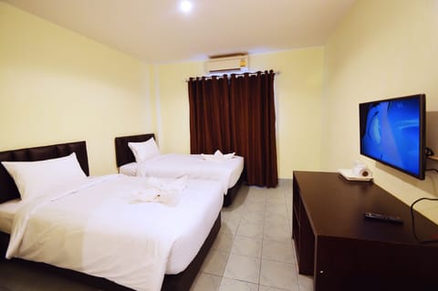Superior Twin Bed | Bathroom | Shower, free toiletries, hair dryer, towels