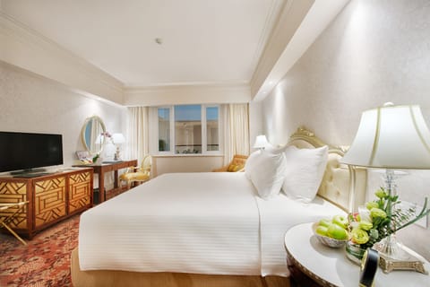 Deluxe Sketch, 1 King Bed with Internal window | Premium bedding, minibar, in-room safe, desk