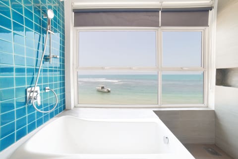 Premium Ocean Suite | Bathroom | Shower, free toiletries, towels