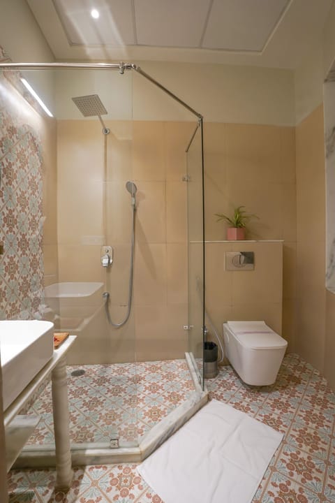 Upper Luxury | Bathroom | Shower, hydromassage showerhead, free toiletries, slippers