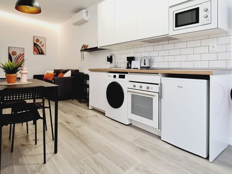 Apartment, 1 Queen Bed with Sofa bed, Accessible, Ensuite | Private kitchen | Full-size fridge, microwave, oven, stovetop