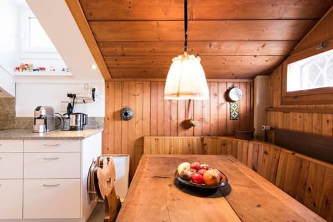 Sitting area in the kitchen with space for 5 people