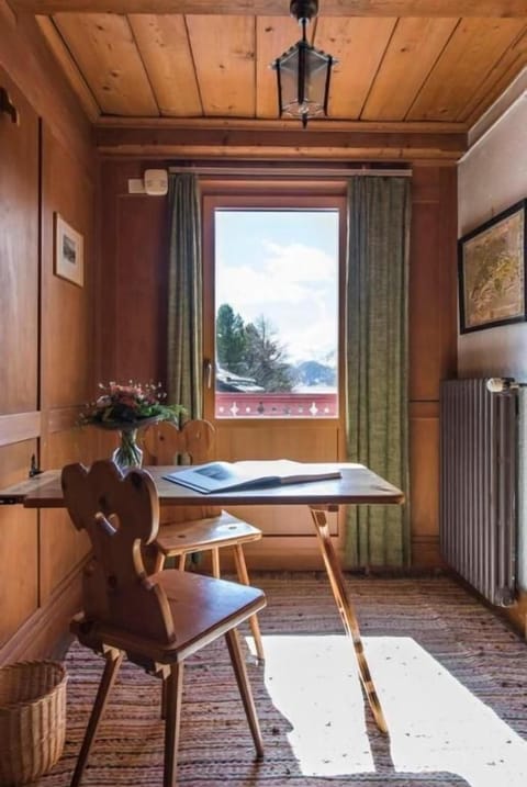 Corridor with table and view of the lake and mountains