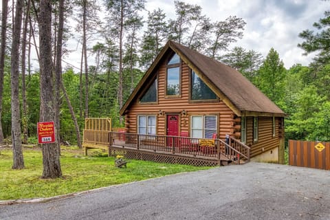 Pigeon Forge Log Cabin "Honey Dreams" - parking area
