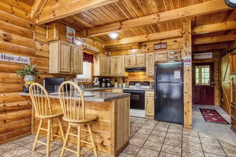 Smoky Mountain Log Cabin "Honey Dreams" - Bar top and fully furnished kitchen